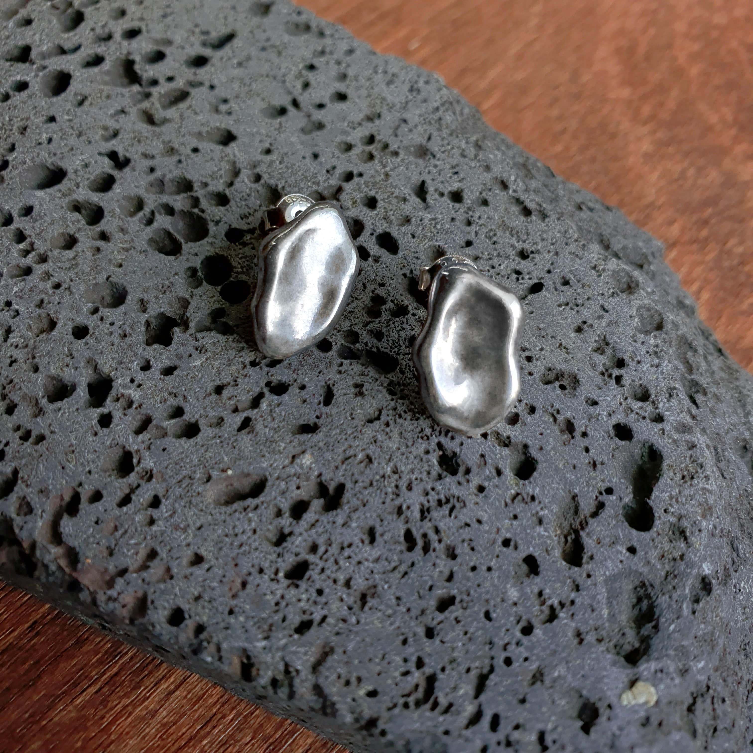 [Abstract] Pebbles Asymmetric Stud Earring